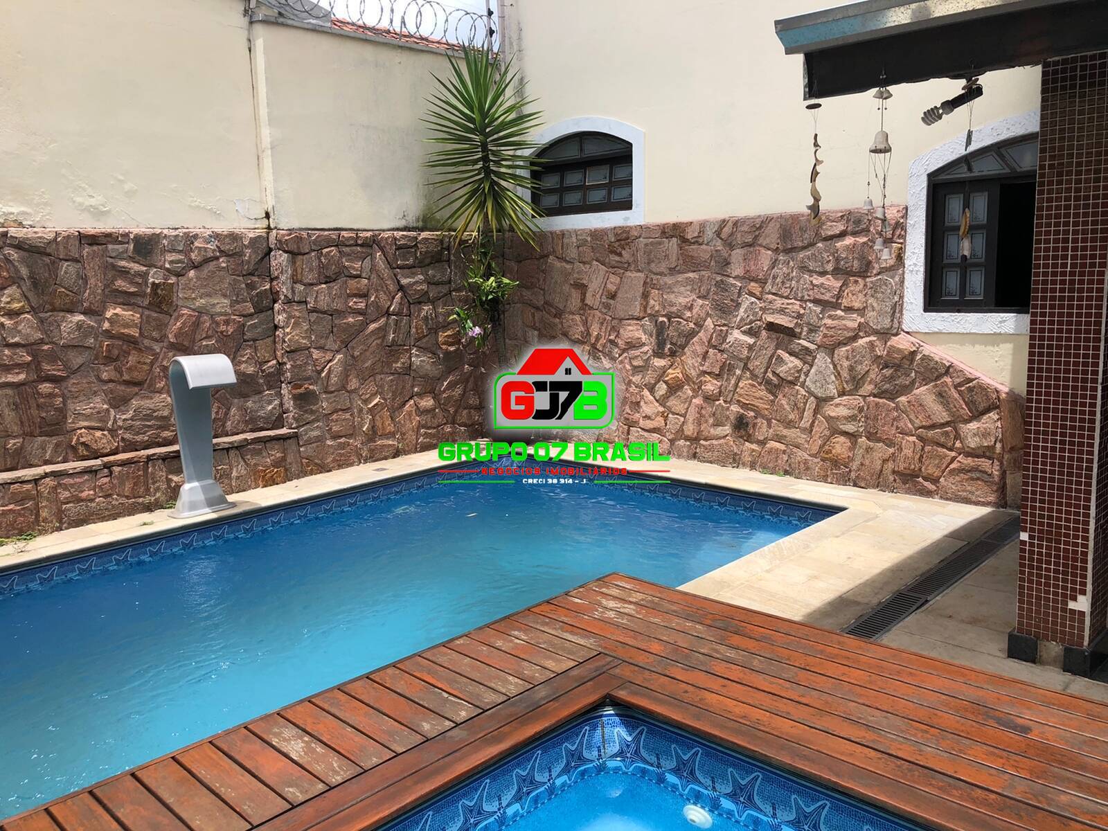 Sobrado à venda com 4 quartos, 200m² - Foto 1
